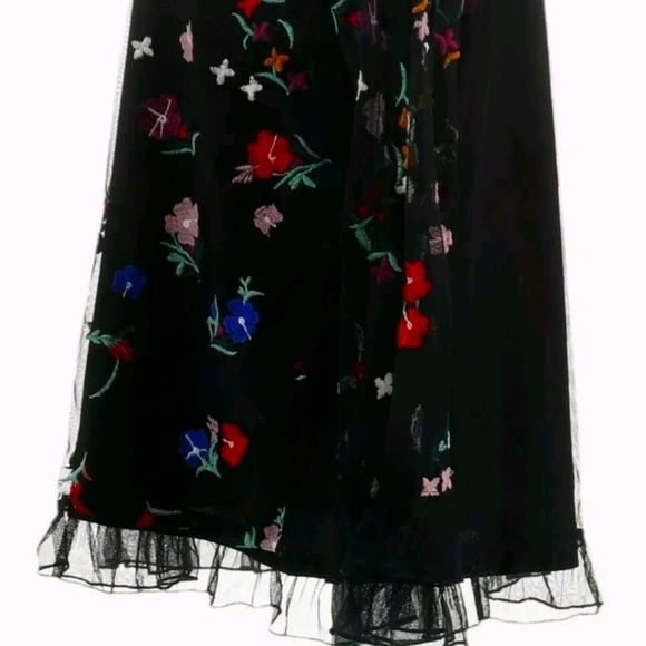 NwT DuJour Embroudered Ruffle Hem Blouse - Picture 4 of 5